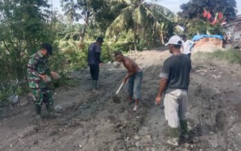 Serda M Yansahadi Bersama Warga Bandar Tengah Laksanakan Gotong Royong