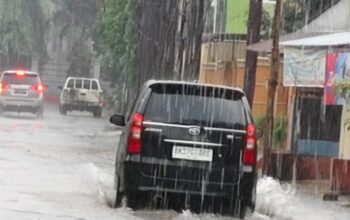 Hujan Deras Puluhan Menit, Jalan di Depan Rumah Ketua DPRD Medan Terendam Air