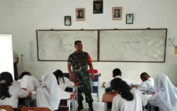 Babinsa Kodim DS Berikan Pengarahan Wasbang di SMPN1 Dolok Masihul