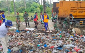 Danramil Bangun Purba Pimpin Gotong Royong Jumat ‘Bersih’