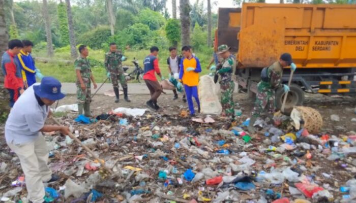 Danramil Bangun Purba Pimpin Gotong Royong Jumat ‘Bersih’