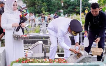 Ziarah ke Makam Orangtua, Zaky : Doa dan Perjuangan Almarhumah Buat Saya Berada di Titik ini