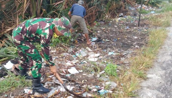 Jumat ‘Bersih’ Babinsa Kodim DS Bersama Warga dan Perangkat Desa Gelam Sei Serimah Laksanakan Gotong Royong