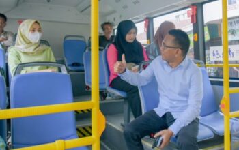 Wakil Wali Kota Medan Gunakan Bus Listrik Berangkat ke Kantor