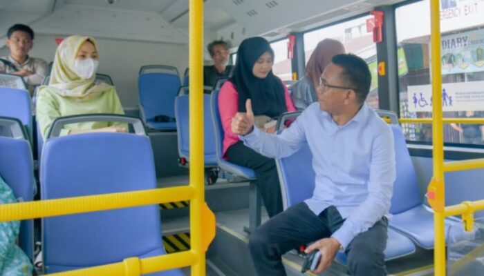 Wakil Wali Kota Medan Gunakan Bus Listrik Berangkat ke Kantor