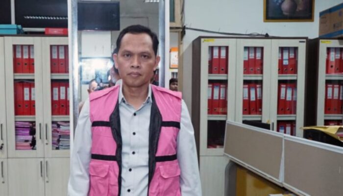 Kejatisu Pakaikan Rompi ‘Pink’ ke Kadis Kebudayaan Pariwisata Provsu