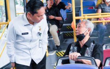 Dukung Program One Day No Car, Rico Waas Pergi Kerja ke Balai Kota Naik Bus Listrik