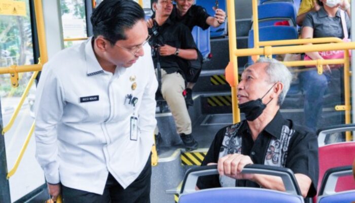 Dukung Program One Day No Car, Rico Waas Pergi Kerja ke Balai Kota Naik Bus Listrik