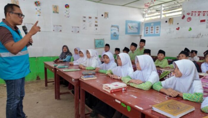 Berbagi Ilmu di Ramadan, GM PLN UID Sumut Jadi ‘Guru’ di MIS NU Humene Nias