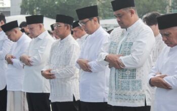 Rico Waas Bersama Ribuan Warga Medan Salat Ied di Lapangan Merdeka