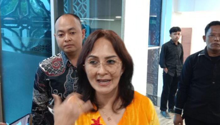Bantah ‘Cekik’ Pramugari, Megawati : Saya Mau Bantu Bapak Lansia