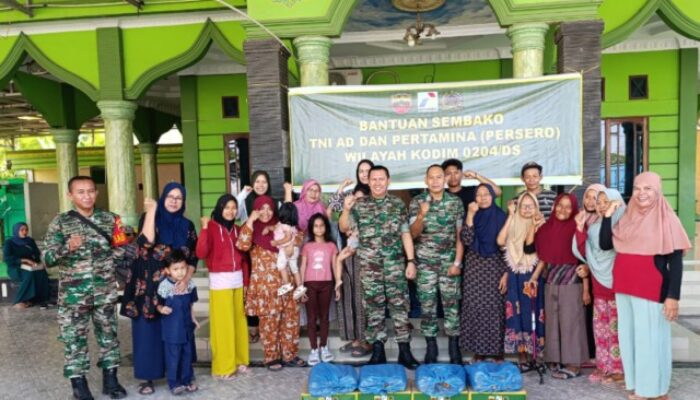 Kodim DS Serahkan Bantuan Sembako Kerjasama TNI-AD dan Pertamina di Desa Tanjung Gusta