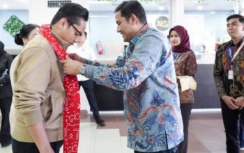 Muskomwil I APEKSI, Rico dan Airin Disambut Pengalungan Selempang di Bandara Minangkabau
