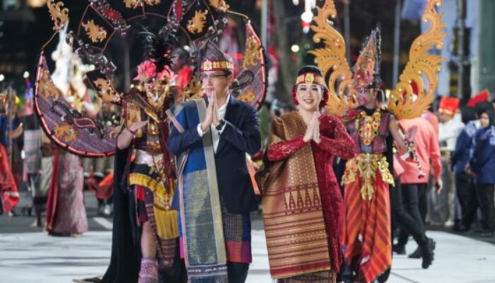 Berbusana Adat Toba, Rico dan Airin Ikuti Karnaval Budaya APEKSI Surabaya