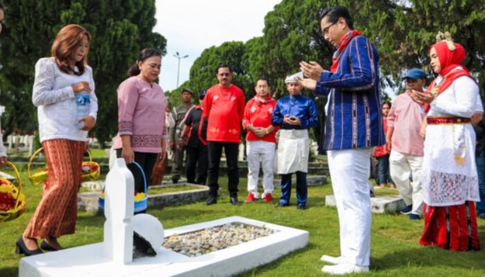 Berbusana Maluku, Rico Pimpin Upacara Ziarah Rombongan Hari Pahlawan Nasional Kapitan Pattimura