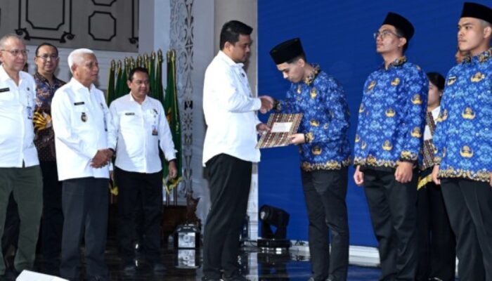 Bobby Ingatkan Tugas Pelayanan Masyarakat Saat Serahkan 692 SK CPNS Pemprovsu