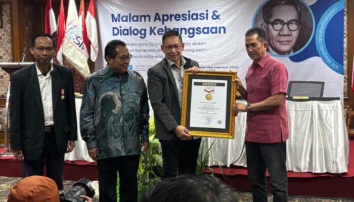 Ketua DPRD Medan Wong Chun Sen Terima Anugerah Sahabat Pers SMSI