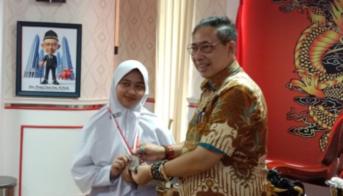 Wong Ucapkan Selamat Kepada Pelajar SMA Islam Al Ulum Terpadu di Malaysia