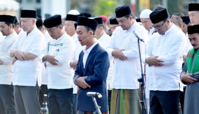 Bobby Bersama Ribuan Ummat Islam melaksanakan Sholat Idul Adha di Alun-alun Pemkab Deli Serdang