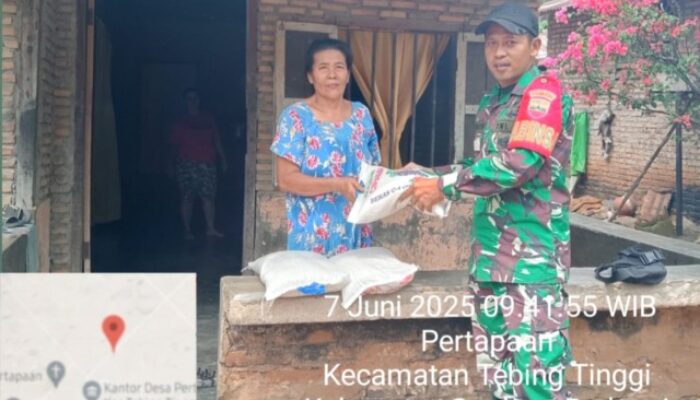 Babinsa Berikan Bantuan Sembako kepada Warga Pra Sejahtera di Desa Pertapaan