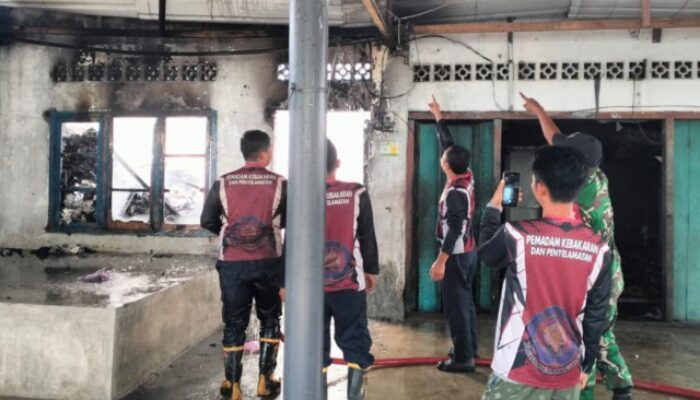 Personil Koramil Perbaungan Bersama Warga dan Pemadam Bantu Padam Api