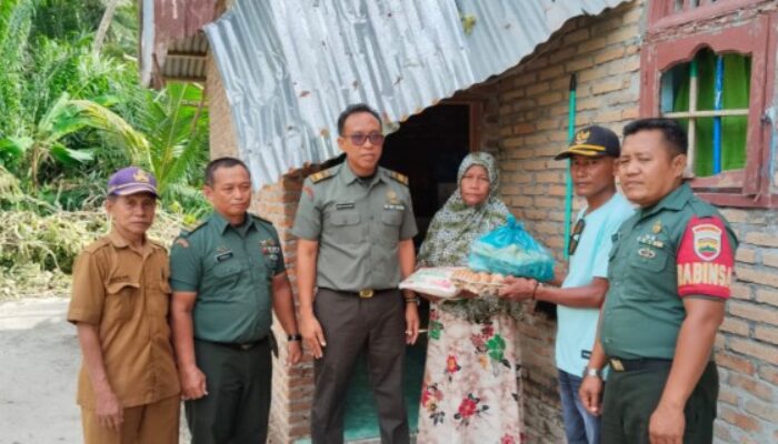 Kunjungi Lokasi Putingbeliung, Danramil Serahkan Bantuan Kepada Warga Bogak Besar