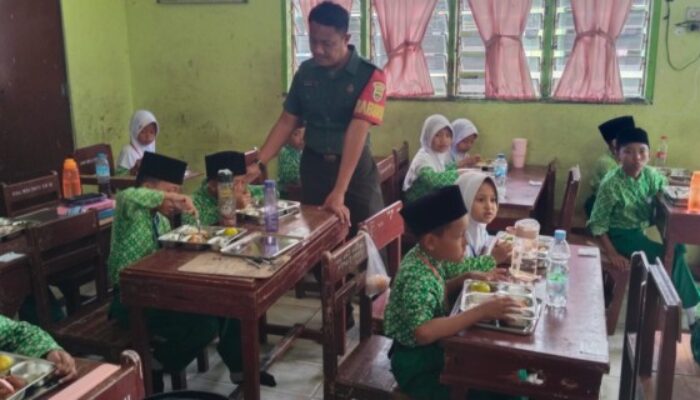 Babinsa Teluk Mengkudu Laksanakan Pendampingan dan Pengiriman MBG