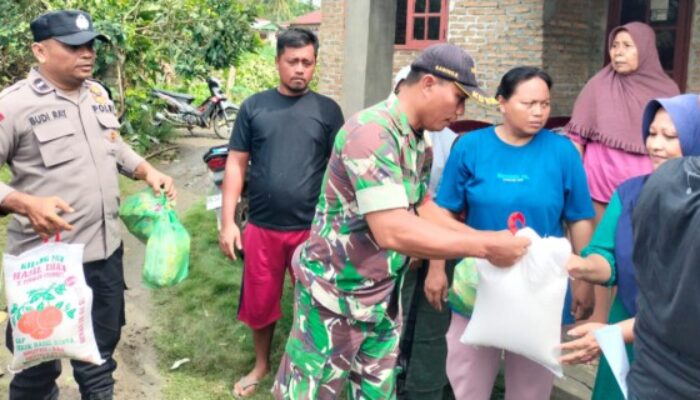 Babinsa Bersama Perangkat Kecamatan Sei Rampah Berikan Bantuan ke Korban Angin Putingbeliung