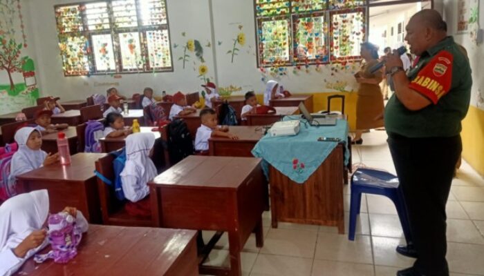Babinsa Kodim DS Berikan Wasbang ke Pelajar Baru di SDN101960
