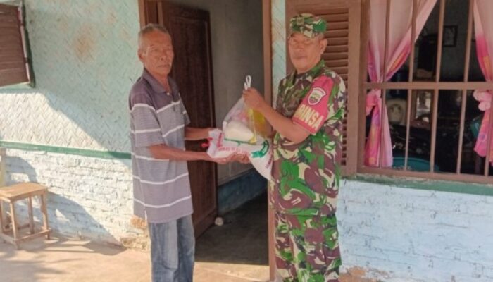 Sabtu Simpati, Babinsa DS Berikan Bantuan Sembako