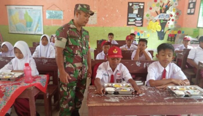 Babinsa DS Laksanakan MBG Pada 15 Sekolah di Pantai Cermin