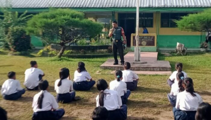 Babinsa DS Berikan Pengarahan Wasbang di SMPN2 Dolok Masihul