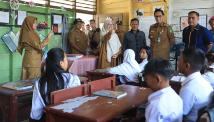 Rico Ke Belawan Temukan Lantai Sekolah Dengan Kondisi Kropos