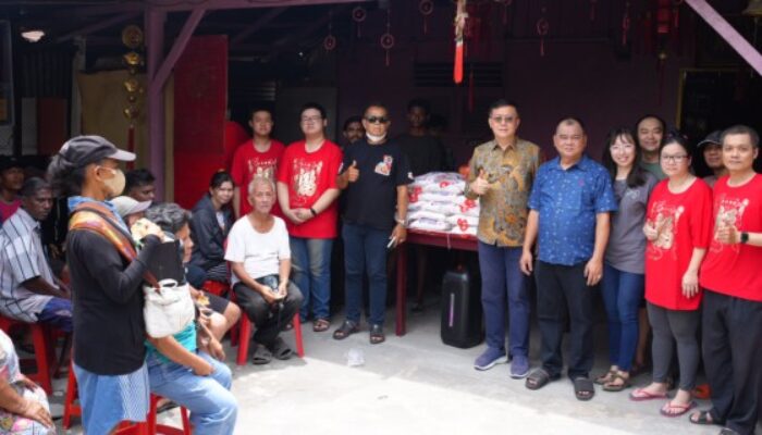 Peringati Pho To, Hasyim Bersama Donatur dan Pengurus Vihara Kara Manggala Bagikan Ratusan Paket Sembako
