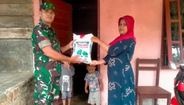 Babinsa DS Berikan Bantuan Sembako Dalam ‘Jumat Seribu Berkah’