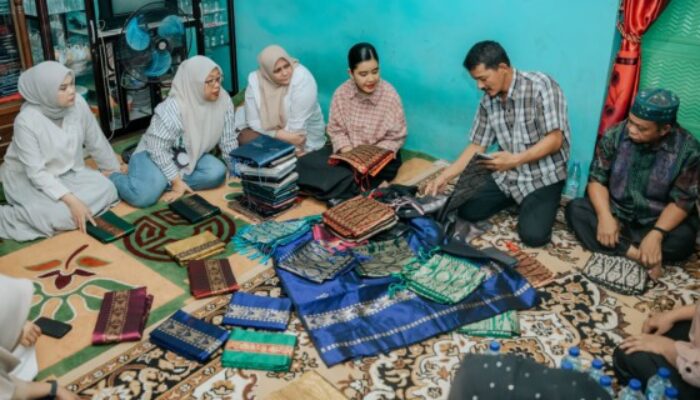 Kahiyang Kunjungi Sentra Songket Silau Laut