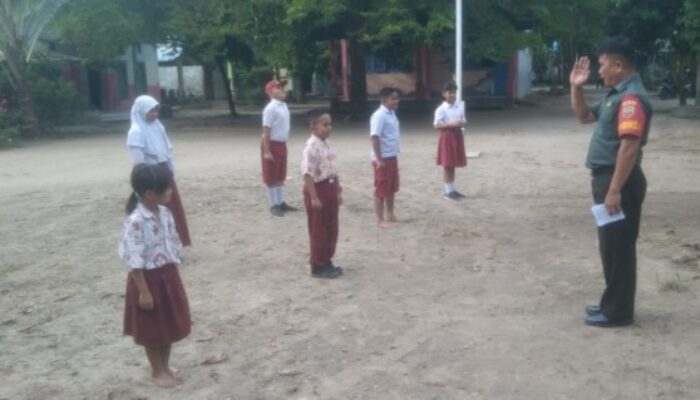 Babinsa Kodim DS Jadi ‘Guru’ di SDN Namu Rube Julu