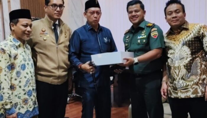 Rico Bersama Pimpinan DPRD Berikan Kejutan di Ultah Dandim Medan