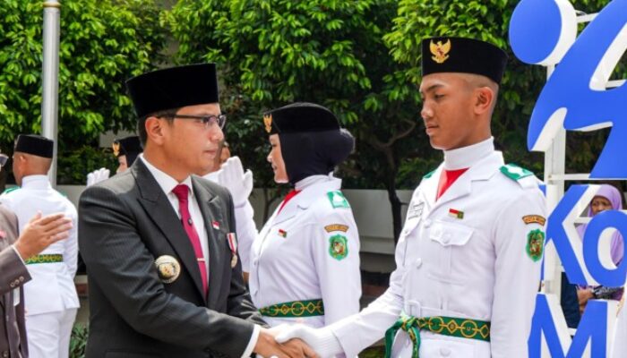 Rico Waas Kukuhkan Paskibraka Kota Medan 2025