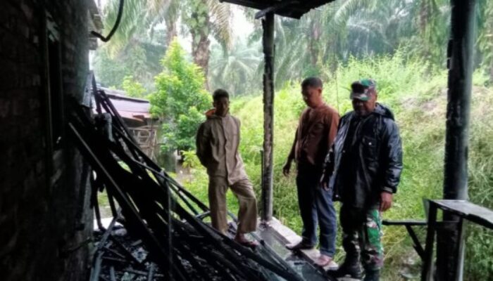 Babinsa Kodim DS Bersama Warga Padamkan Api dirumah Papan Bunga