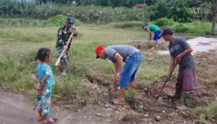 Babinsa DS Bersama Warga Laksanakan Gotong Royong Sabtu ‘Bersih’