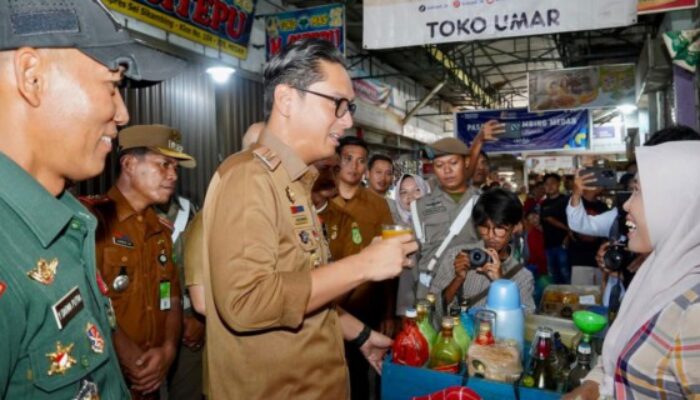 Segelas Jamu di Ujung Peninjauan Rico Waas