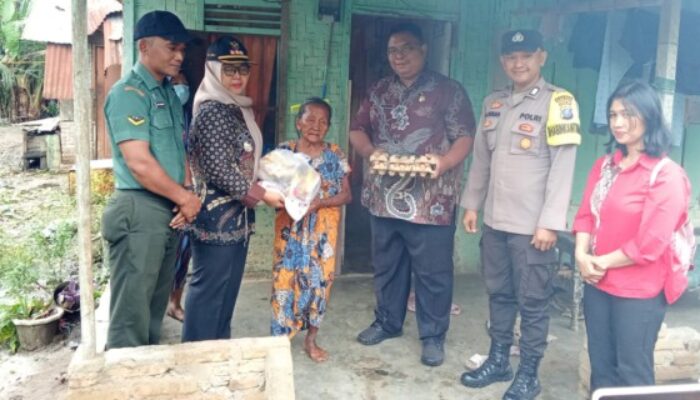 Danramil Bersama Forkopimca Dolok Masihul Berikan Bantuan Korban Bencana Alam