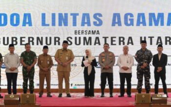 Teks : Gubernur Sumatera Utara (Sumut) Bobby Afif Nasution bersama Wakil Gubernur Sumut Surya dan Forkopimda, melakukan doa lintas agama bersama sejumlah aliansi buruh, mahasiswa dan abang Ojol di Aula Tengku Rizal Nurdin, Jalan Sudirman Medan.(ist)