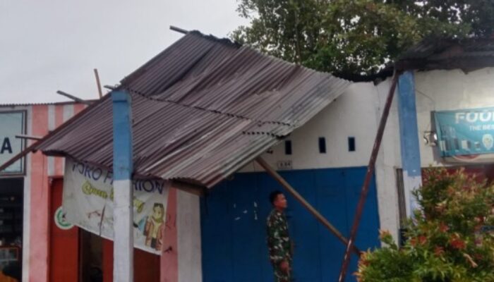 Babinsa Kota Galang Langsung Cek Kondisi Bangunan Terkena Bencana Alam