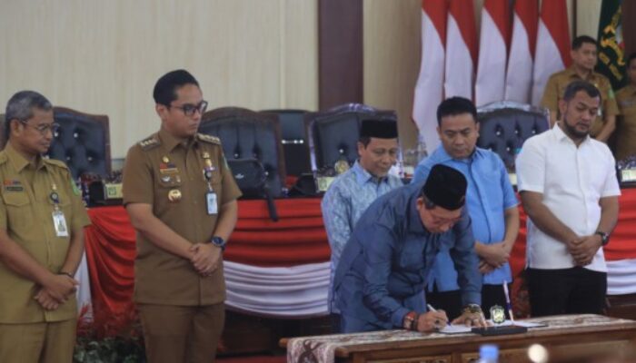 P APBD Kota Medan 2025 Disahkan dengan Pendapatan Daerah Rp6.96 T, Rico Waas dan DPRD Tandatangani Kesepakatan Bersama