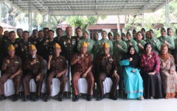 HUT TNI Ke-80, Kodim DS Serahkan Santunan dan Sembako kepada Veteran dan Warakawuri