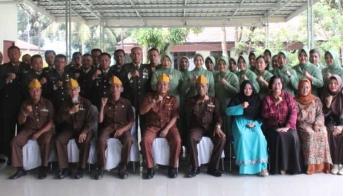 HUT TNI Ke-80, Kodim DS Serahkan Santunan dan Sembako kepada Veteran dan Warakawuri