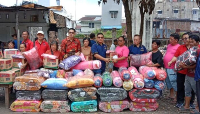 Agus Berikan Bantuan Korban Kebakaran di Gang 4 Asia Mega Mas