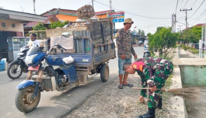 Babinsa Kodim DS Laksanakan Bersih Lingkungan